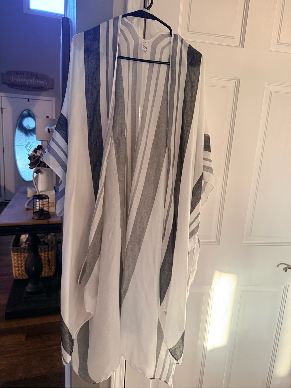 Striped Open-Front women’s shawl/scarf - White and Gray